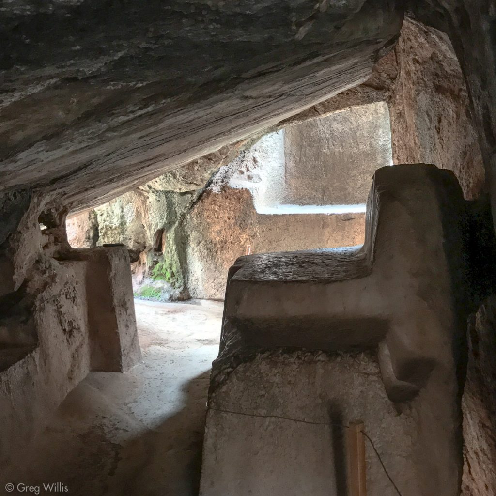 Qenqo, Cave Carvings