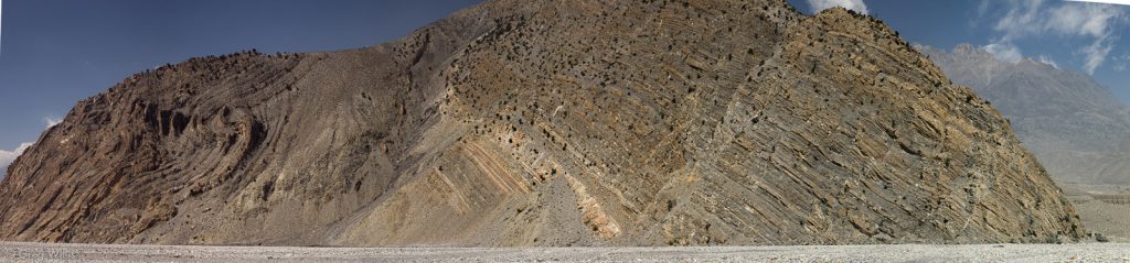 Large rock formation on the Kali Gandaki, upstream of Jonsom